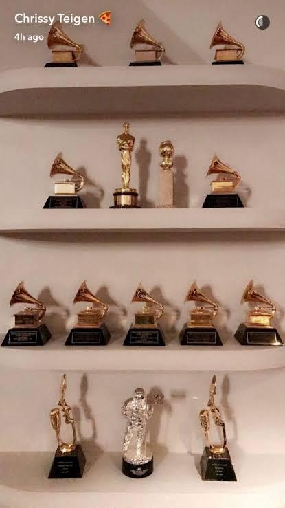 Parede de prêmios de John Legend (Foto: Reprodução/Snapchat)