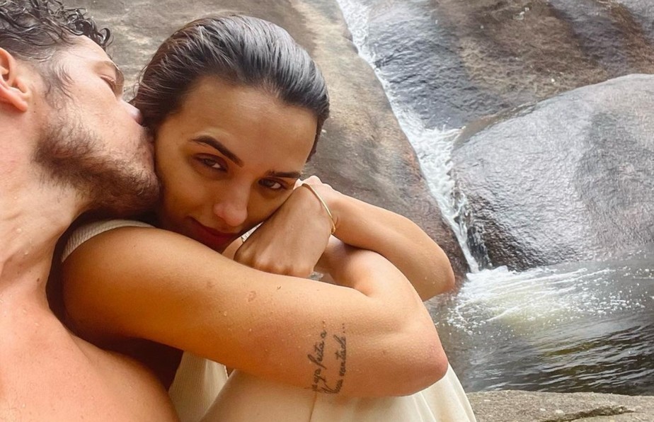 José Loreto e Rafa Kalimann curtem cachoeira juntos