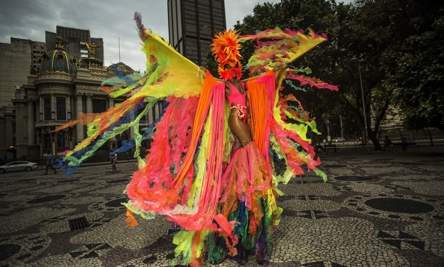 Sebastiana, associação de blocos de rua do Rio se reúne amanhã com Paes. Na foto, a  pernalta Raquel Potí, que todos os anos desfilava sobre pernas-de-pau em diversos blocos de rua