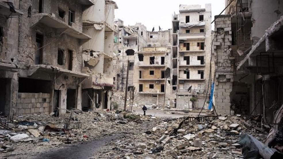 Esta rua de Aleppo (Síria), devastada em janeiro de 2017, é exemplo da tática russa — Foto: Jeremy Bowen/BBC