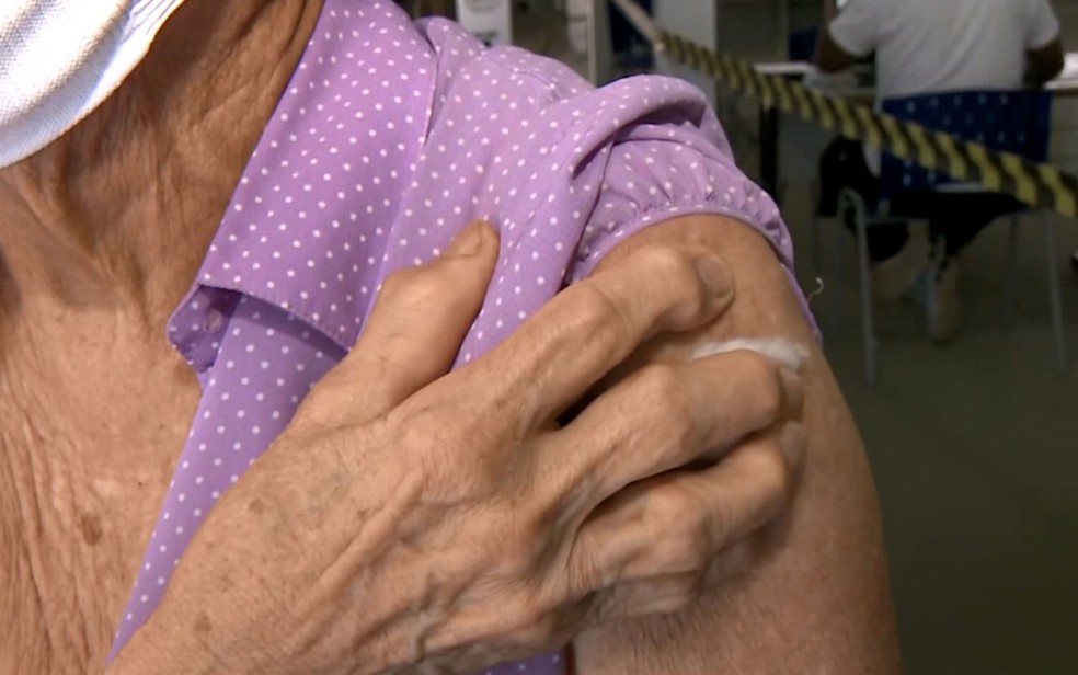 Atualmente, a vacinação abrange profissionais de saúde e idosos. — Foto: Reprodução/EPTV