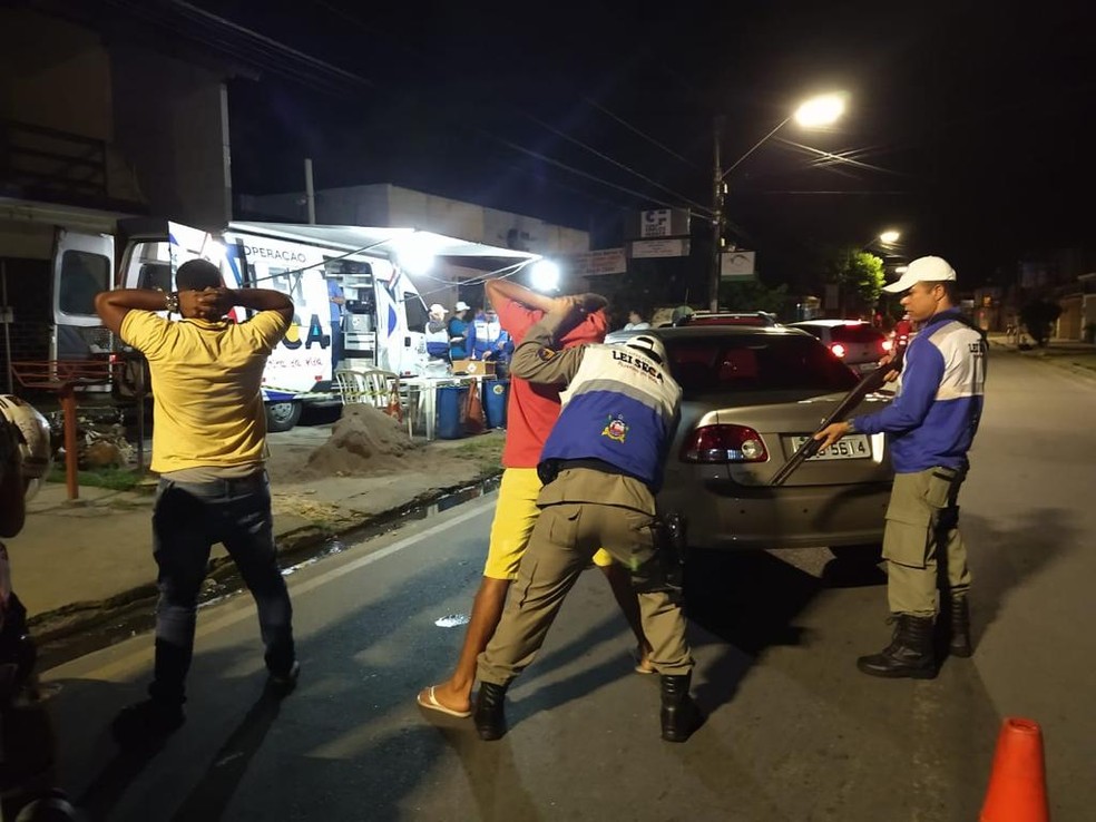 Condutores foram revistados durante a operação da Lei Seca — Foto: Divulgação/BPTran