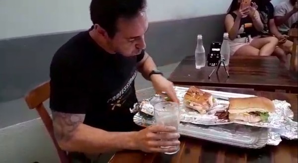 Youtuber vence desafio e devora mais de 4 kg de sanduiches em 18 minutos, em Teresina — Foto: Reprodução