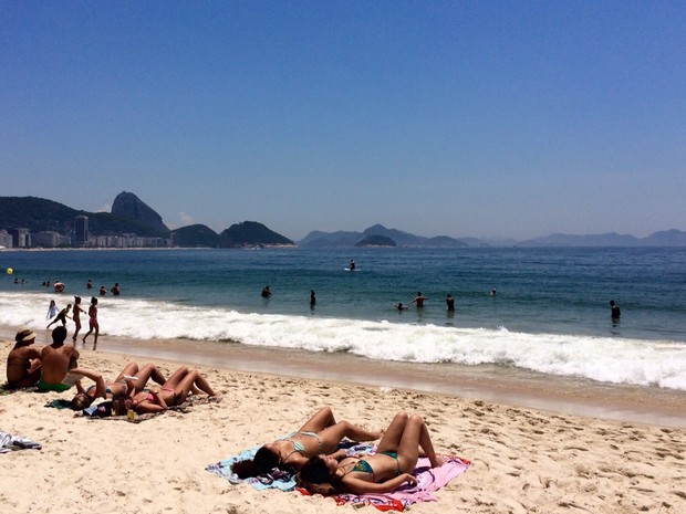 Sol e calor levam banhistas às praias do Rio neste sábado (Foto: Lívia Torres / G1)
