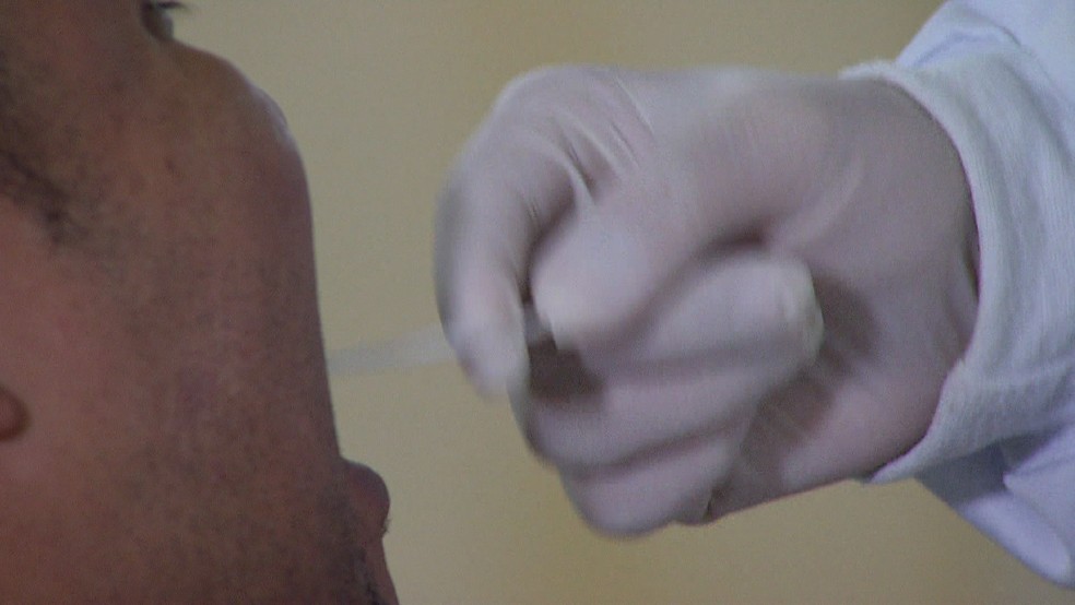 DNA pode ser coletado da mucosa bucal (Foto: Reprodução/TV Globo)