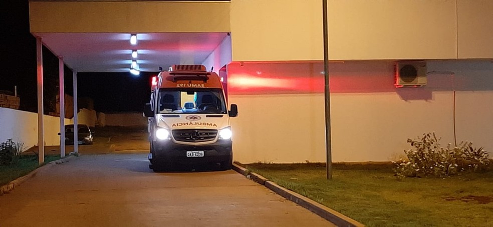 Vítima foi levada pelo o Samu para a Santa Casa de Campo de Grande. — Foto: Flávio Dias/G1 MS