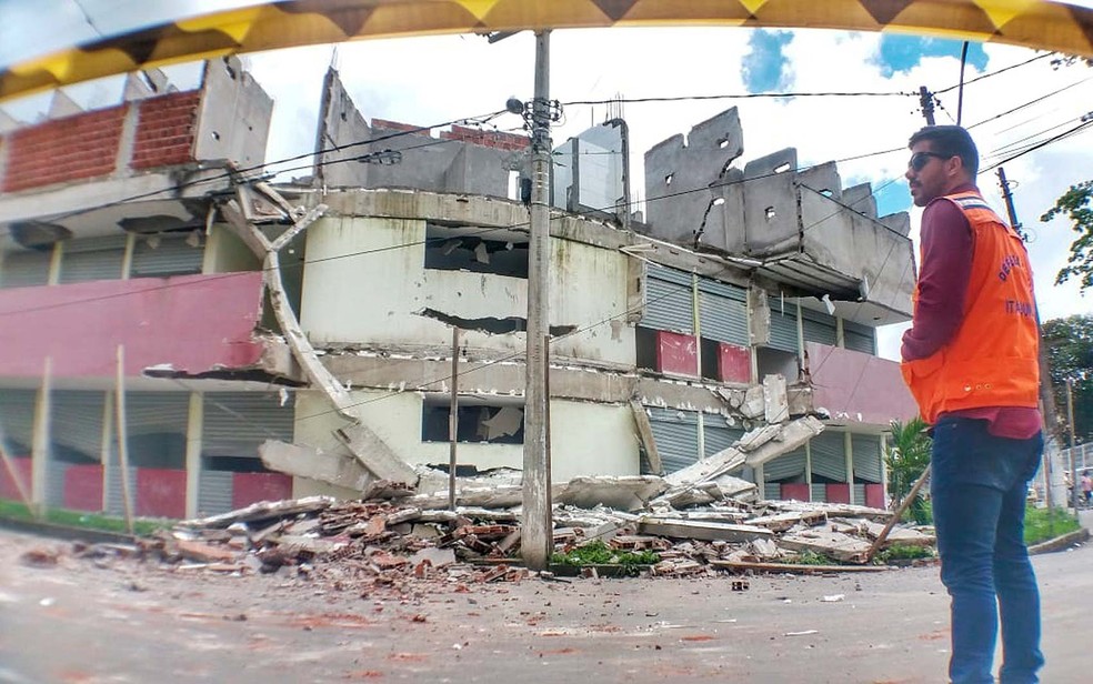 Defesa Civil de Itabuna esteve no local para avaliar as condições do shopping que desabou parcialmente (Foto: Raphael Marques/TV Santa Cruz )