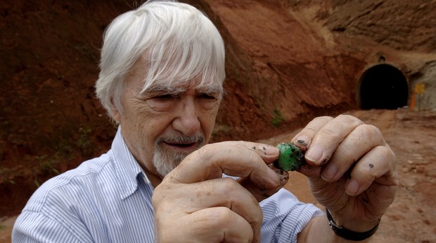 Jules Sauer examinando esmeralda. Joalheiro foi responsável pelo reconhecimento internacional da pedra brasileira (Foto: Divulgação/Sauer)