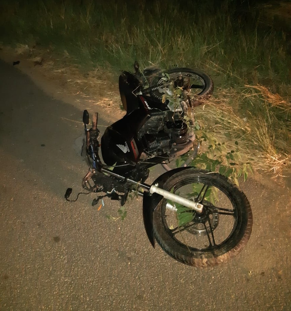 Moto tinha sido roubada antes e suspeitos fugiam da polícia na BR-101, quando sofreram acidente — Foto: PRF/Divulgação