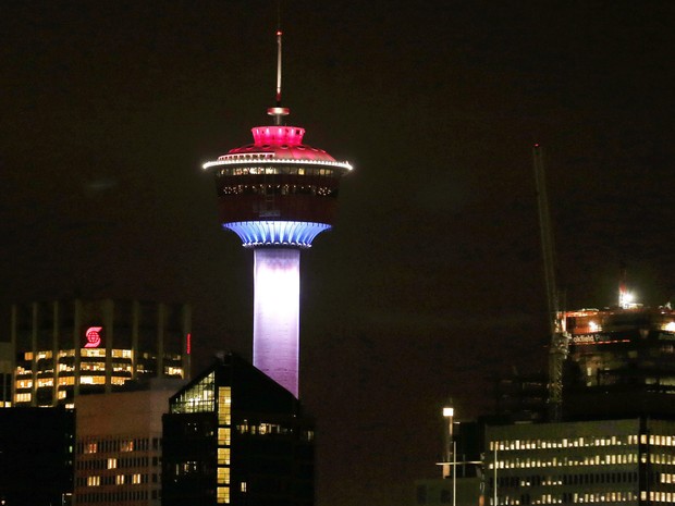 A Calgary Tower, em Calgary, no Canadá, traz as cores da bandeira francesa. (Foto: Larry MacDougal/The Canadian Press via AP)