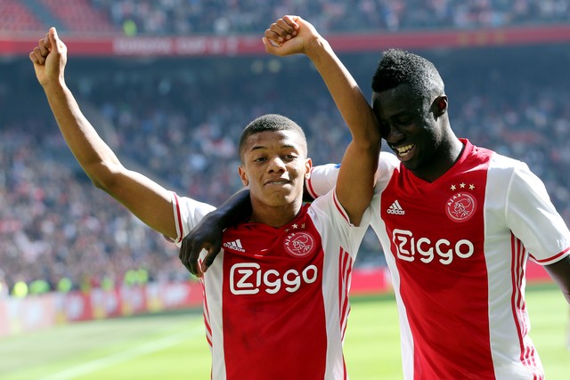 David Neres marca seu primeiro gol pelo Ajax