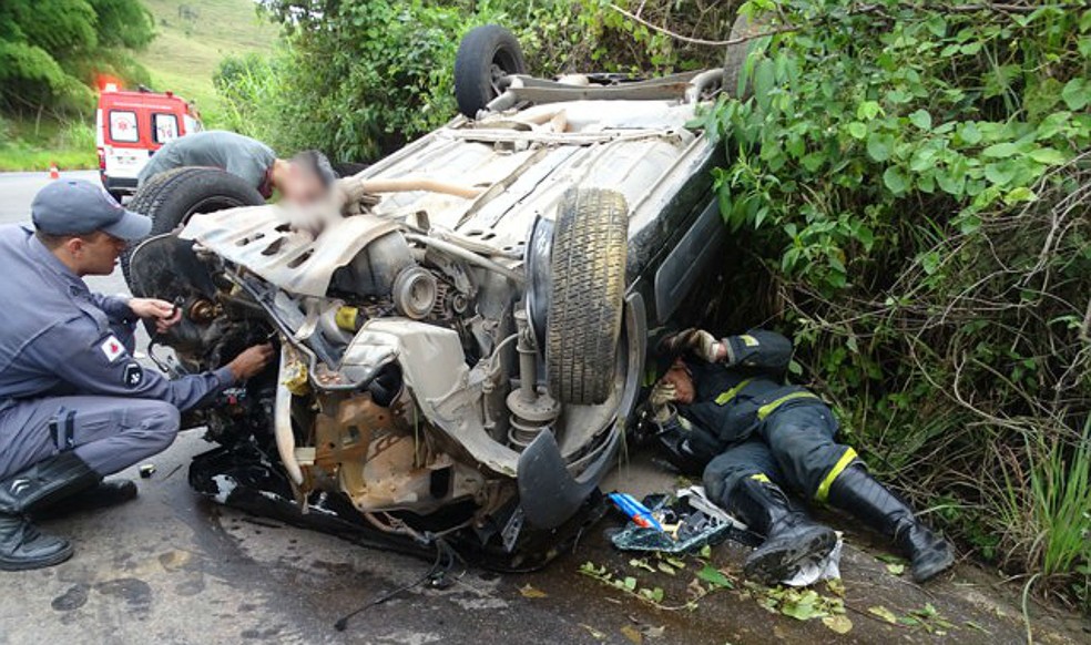 jovens ficam feridos apos acidente de carro na br 356 em muriae zona da mata g1