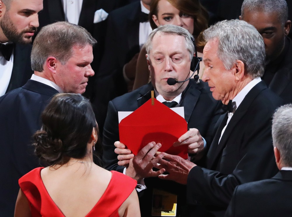 Brian Cullinan (à esquerda) e Martha Ruiz da PwC conferem resultado após confusão no Oscar 2017 (Foto: Reuters)