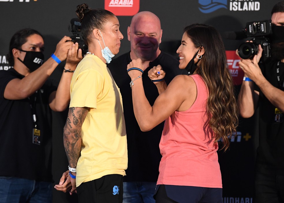 Germaine de Randamie (esq.) e Julianna Peña (dir.) se encaram na pesagem do UFC — Foto: Josh Hedges/Zuffa LLC/Getty Images