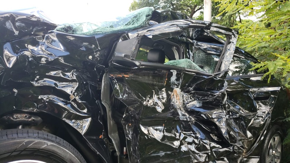 Carro cruzou a rodovia repentinamente e foi atingido na lateral por caminhão em Capivari — Foto: Tonny Machado