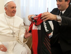 Papa francisco recebe camisa do Newell's old boys (Foto: Reprodução / Site Oficial do Newell's Old Boys)