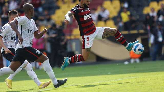 Com Fernandinho e Khellven próximos, Gabigol escora o cruzamento e faz o gol na final da Libertadores