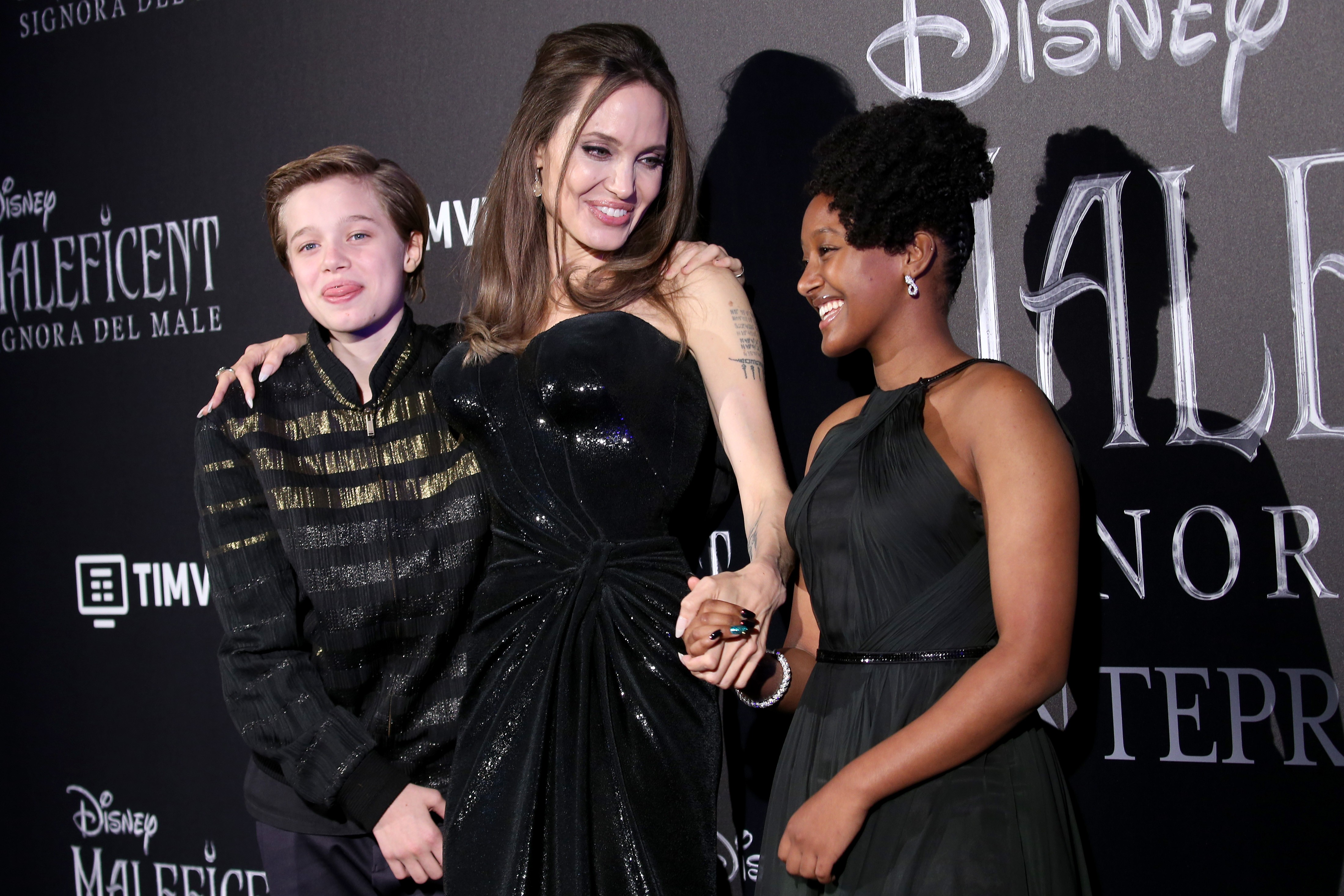 Angelina Jolie posa com as filhas, Shiloh e Sahara (Foto: Getty Images)
