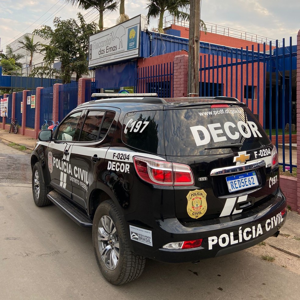Policiais cumprem mandados na regional de ensino do Recanto das Emas, no DF — Foto: PCDF/Divulgação