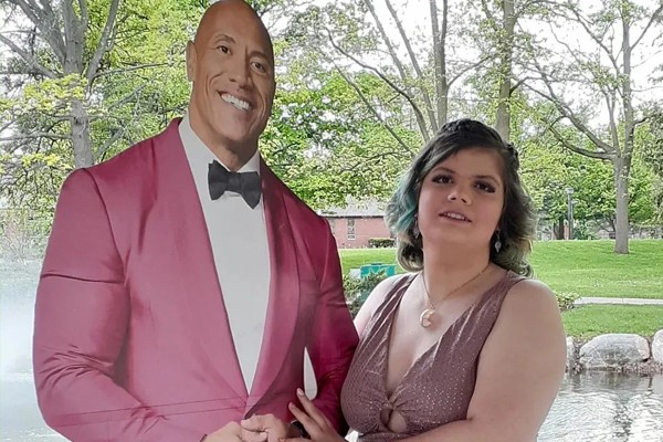 The Rock fan took a full-size image of him as his prom date (Photo: Playback / Instagram)