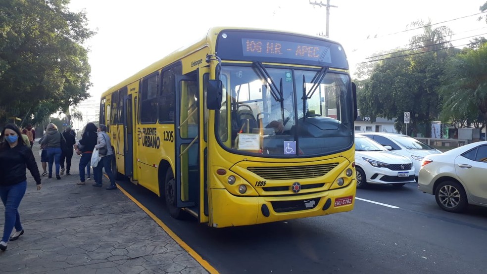 Na manhã desta quarta-feira (16), com redução da frota disponibilizadas, ônibus estavam lotados — Foto: Emerson Sanchez/TV Fronteira