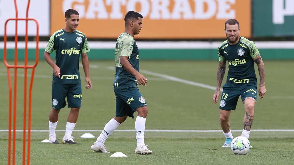 Garotos Vitinho e Juninho ao lado de Lucas Lima no treino do Palmeiras — Foto: Cesar Greco\Palmeiras