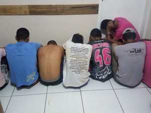 Oito pessoas foram presas suspeitas de estarem envolvidas no roubo (Foto: Polícia Militar/Divulgação)