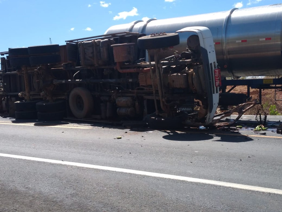 Caminhoneiro morre após bater de frente com carreta-tanque na BR-135, em Joaquim Felício