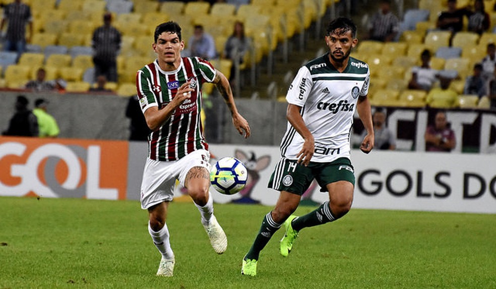 Ayrton Lucas e Gustavo Scarpa na partida entre Fluminense e Palmeiras â€” Foto: Mailson Santana