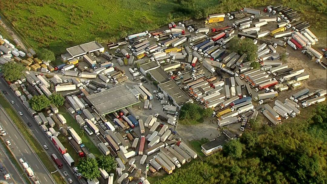 Caminhoneiros parados em posto na Via Dutra em Seropédica, no Rio