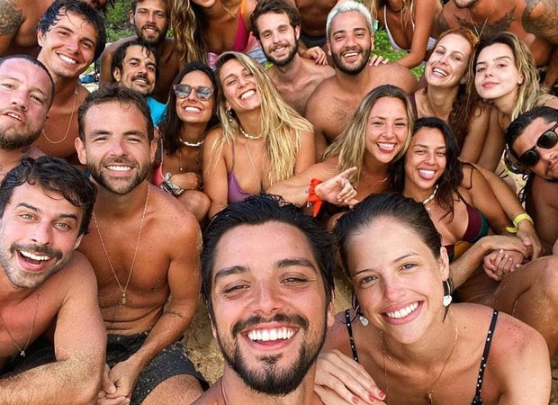 Rodrigo Simas, Agatha Moreira, Giovanna Lancelotti e amigos em Noronha (Foto: Reprodução/Instagram)
