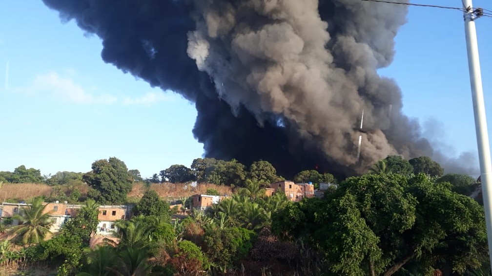 FÃ¡brica de colchÃµes pega fogo no bairro de ValÃ©ria, em Salvador â€” Foto: Carlos UchÃ´a/Arquivo Pessoal