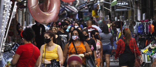 Pessoas se aglomeram no Centro do Rio na última quarta-feira (16)