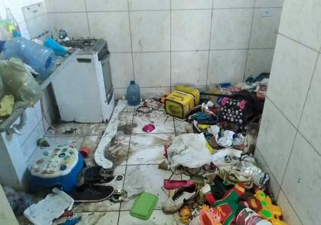 Seis crianças são resgatadas nuas em meio a fezes, lixo em apartamento sem comida e água em Campo Grande