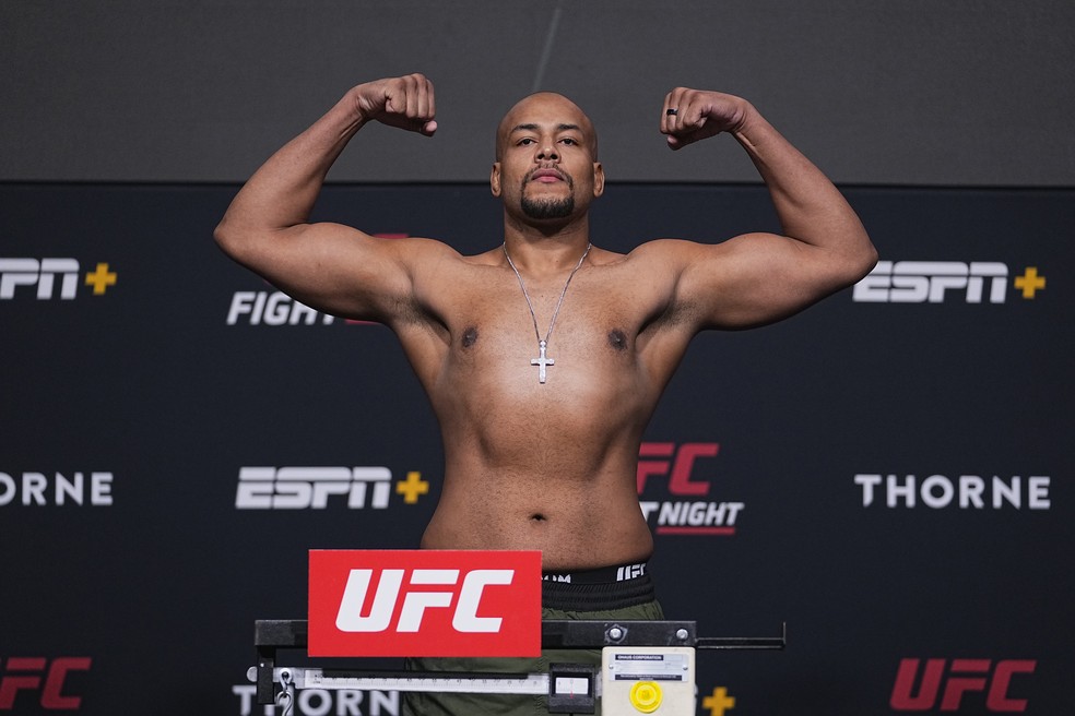 Rodrigo Zé Colmeia pesou 56,9kg no peso-pesado — Foto: Jeff Bottari/Zuffa LLC