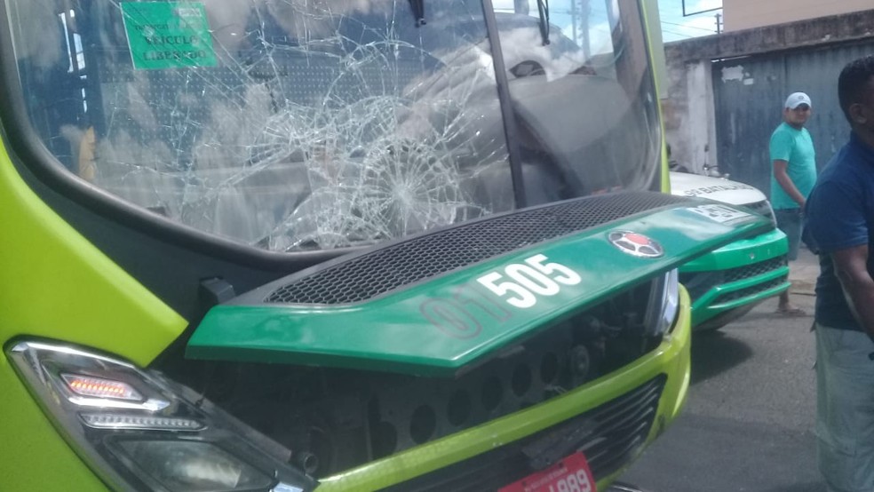 Casal suspeito de assaltos colide com ônibus e fica ferido na Zona Norte de Teresina — Foto: Reprodução