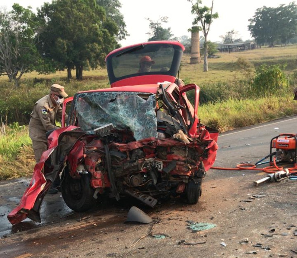 Carro da outra condutora ficou destruído em colisão — Foto: PM/Reprodução
