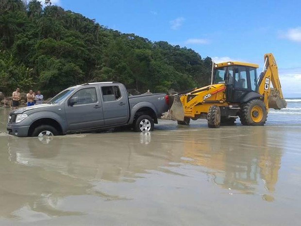 Caminhão é engolido por 'areia movediça' em praia do litoral de SP, Santos  e Região