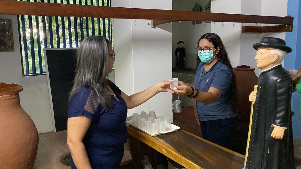 Água é distribuída no Casarão do Horto, em Juazeiro, agora, não mais nos copos de alumínio, mas em recipientes descartáveis. — Foto: TV Verdes Mares