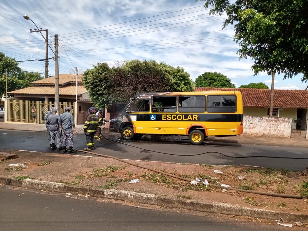 Incêndio em micro-ônibus mobiliza o Corpo de Bombeiros em Martinópolis — Foto: Cedida 