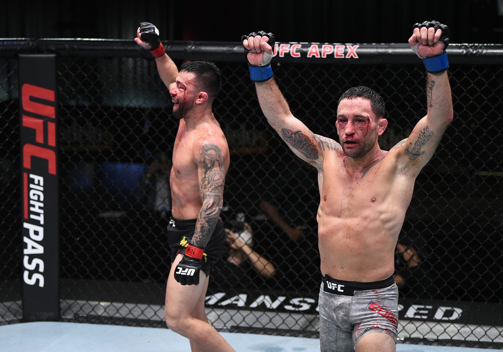 Pedro Munhoz e Frankie Edgar fizeram a "Luta da Noite" e receberam US$ 50 mil de bônus do UFC — Foto: Getty Images