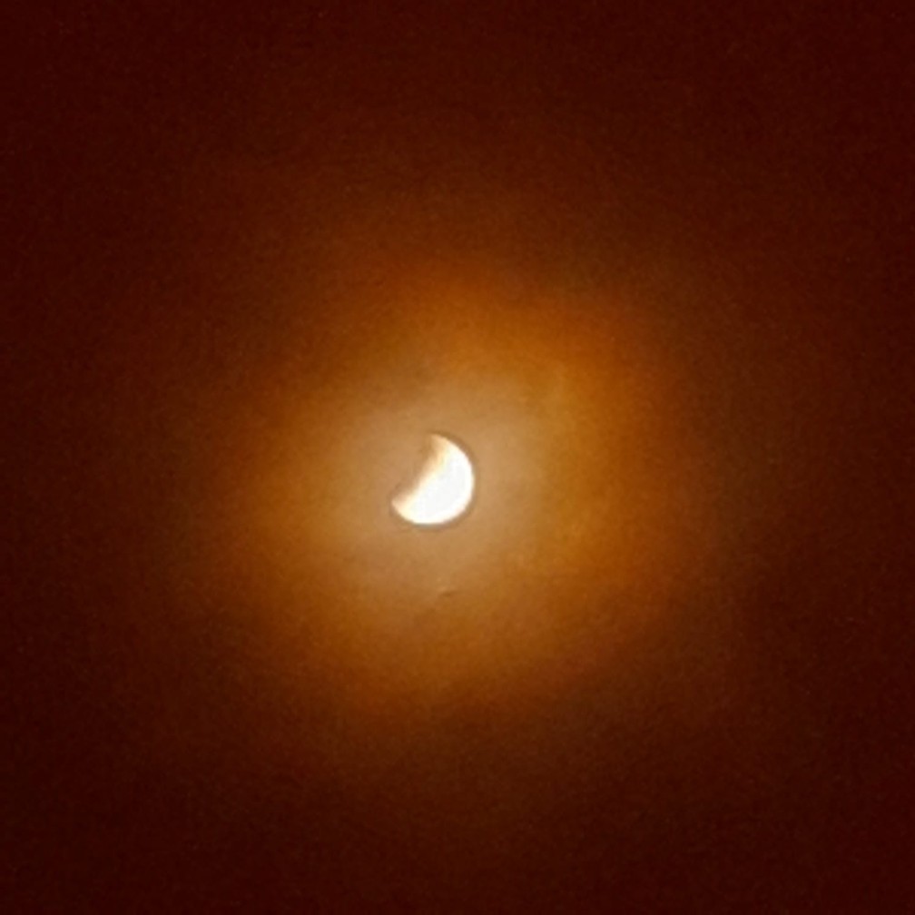 Início do eclipse lunar total visto a partir de Jaboatão dos Guararapes, no Grande Recife, na noite do domingo (15) — Foto: Edson Ribeiro/WhatsApp