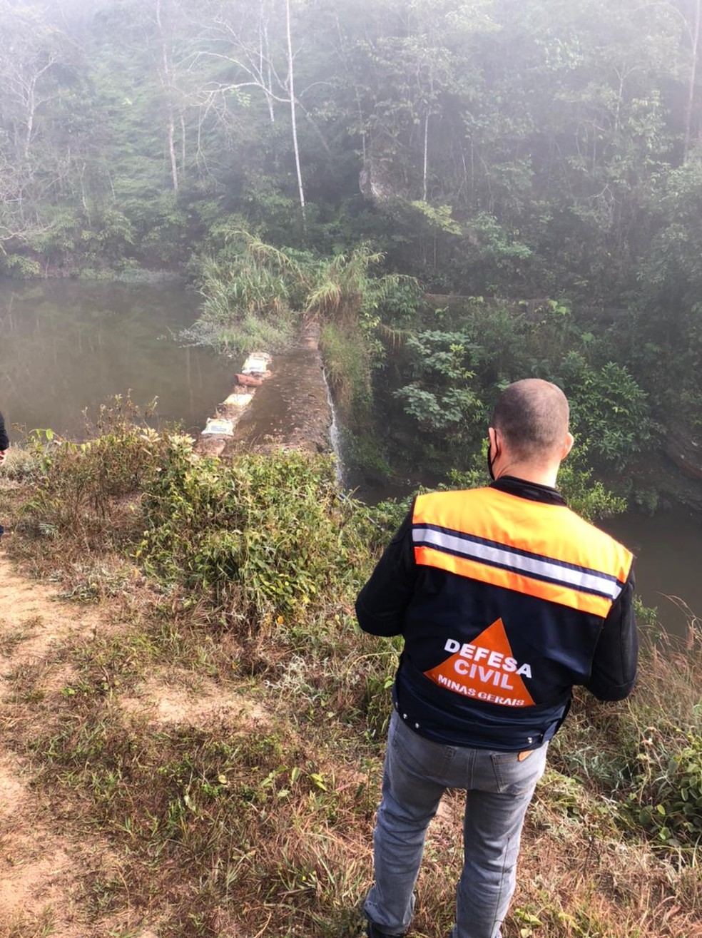 Defesa Civil Estadual vistoria barragem que corre risco de romper na zona rural da cidade do Serro.  — Foto: Defesa Civil 