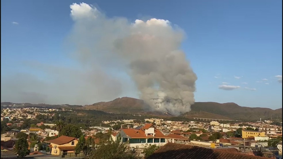 Incêndio atinge parte do Parque do Rola Moça — Foto: Redes sociais