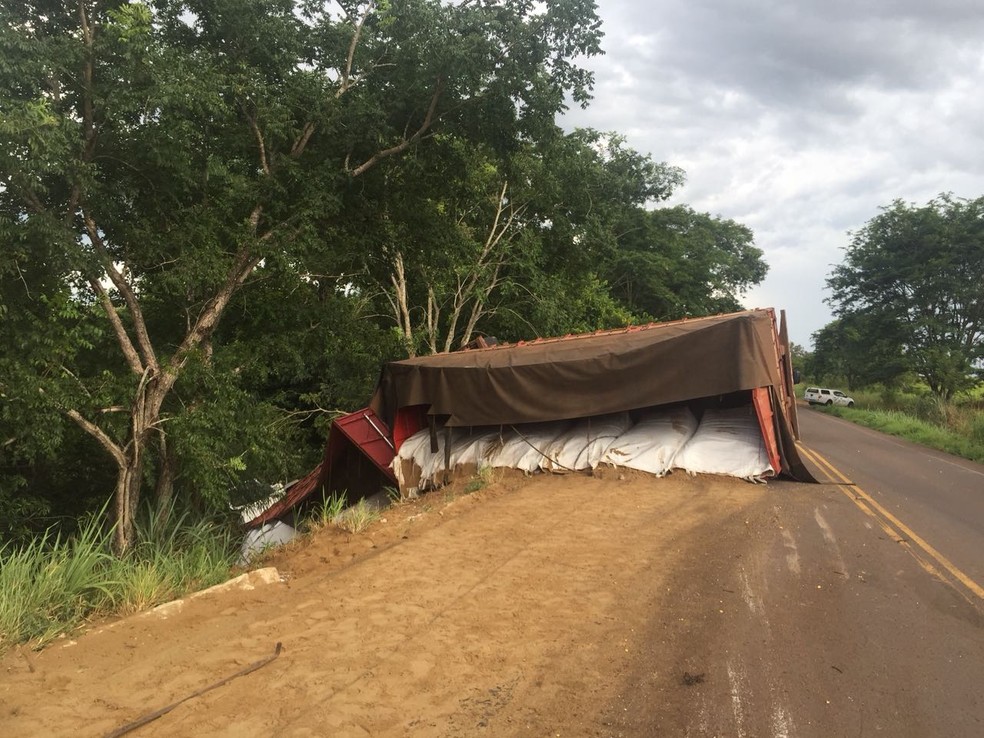 Carreta parou em barranco na MS-080 após motorista perder o controle e tombar (Foto: Dyego Queiroz/G1 MS)