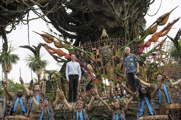 LAKE BUENA VISTA, FL - MAY 24: In this handout photo provided by Disney Resorts,  Chairman and CEO of The Walt Disney Company Bob Iger and producer/director James Cameron attend the dedication ceremony for the new Pandora: World of Avatar attraction on Ma (Foto: Getty Images)