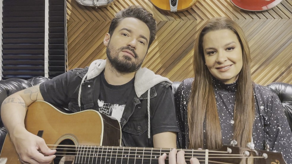 Fernando e Maiara conversaram com Serginho Groisman no 'Altas Horas' deste sábado, 5/6 — Foto: Globo
