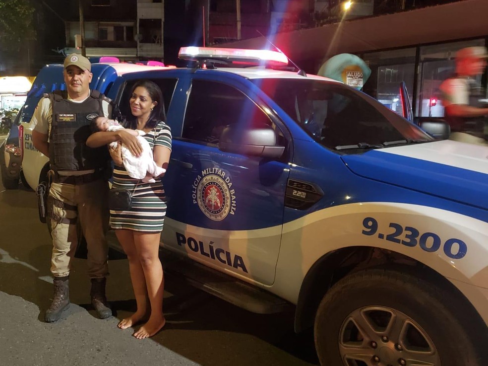 Bebê de três meses é resgatado por PMs após ser levada por bandidos durante assalto a carro em Salvador — Foto: Polícia Militar