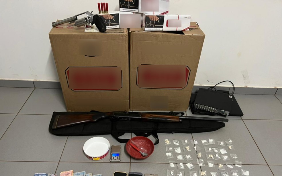 Armas e drogas apreendidas durante a operação, em Santa Helena de Goiás — Foto: Polícia Civil/Divulgação 