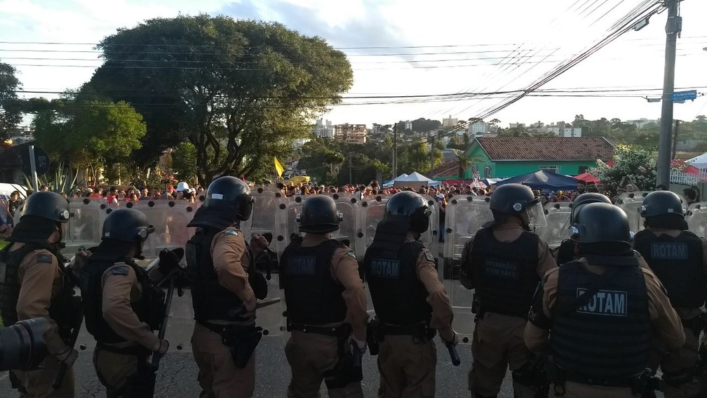 Policiais estÃ£o a postos em rua na frente da PolÃ­cia Federal (Foto: Luiza Vaz/ RPC Curitiba)